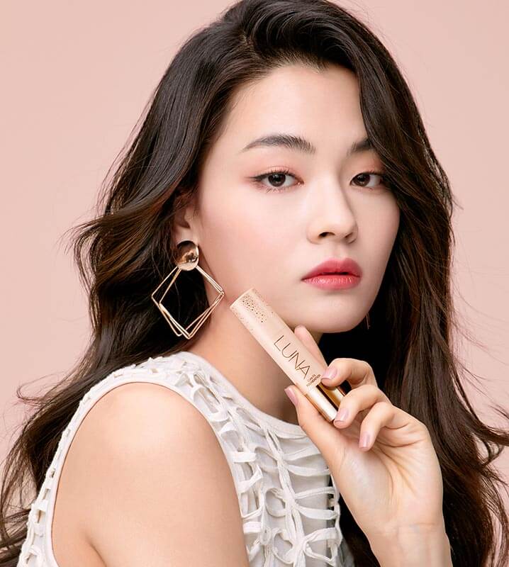 루나 립스틱 들고 있는 모델 사진