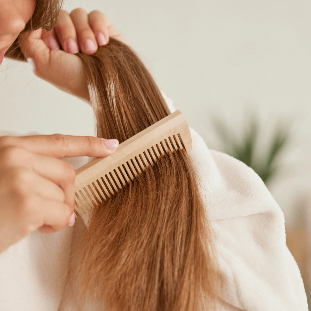 머리 빗질하는 사진