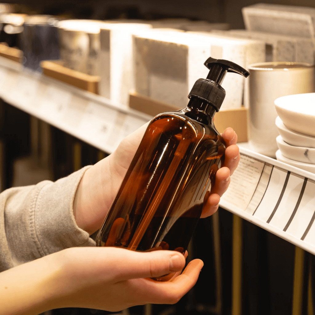 샴푸를 만지고 있는 사진