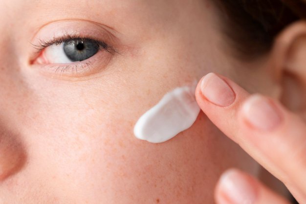 close-up-skin-regeneration-products 얼굴에 로션을 바르고 있는 사진