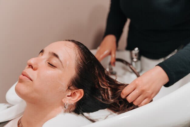 young-woman-her-30s-washing-hair-young-woman-her-20s-hairdressing-salon_378494-567 young-woman-her-30s-washing-hair-young-woman-her-20s-hairdressing-salon_378494-567